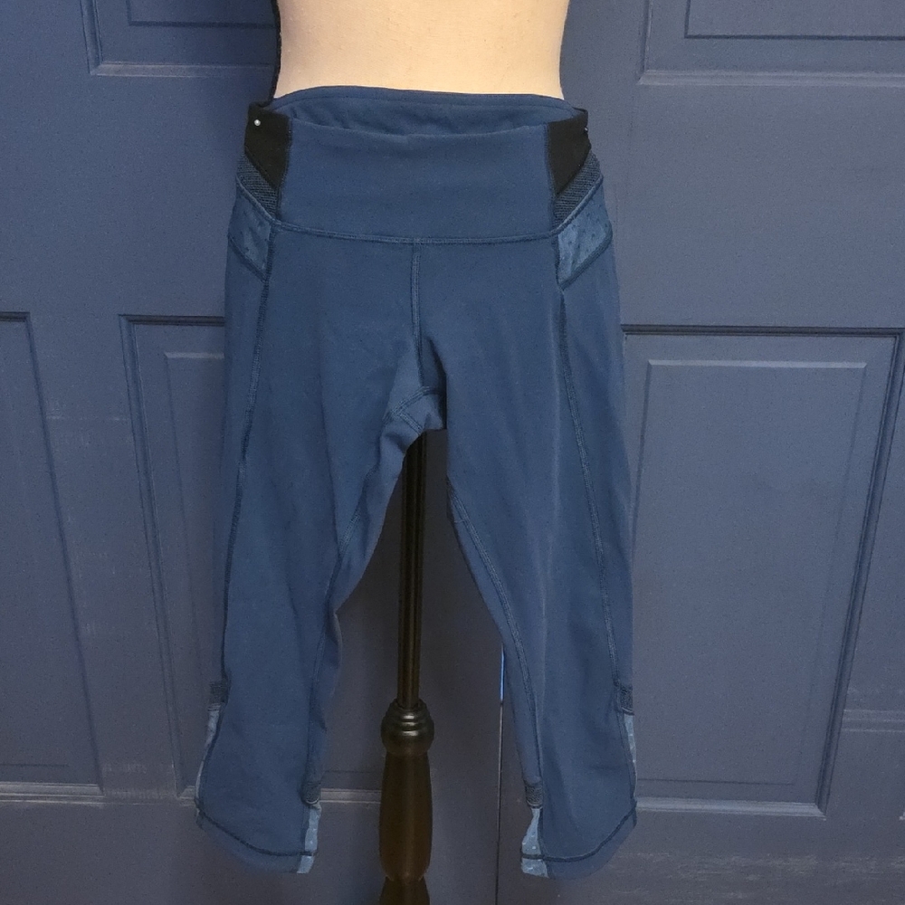5/$40 lululemon Blue And Black Capri Cropped Leggings Waist Pocket Sz 4 Low Rise